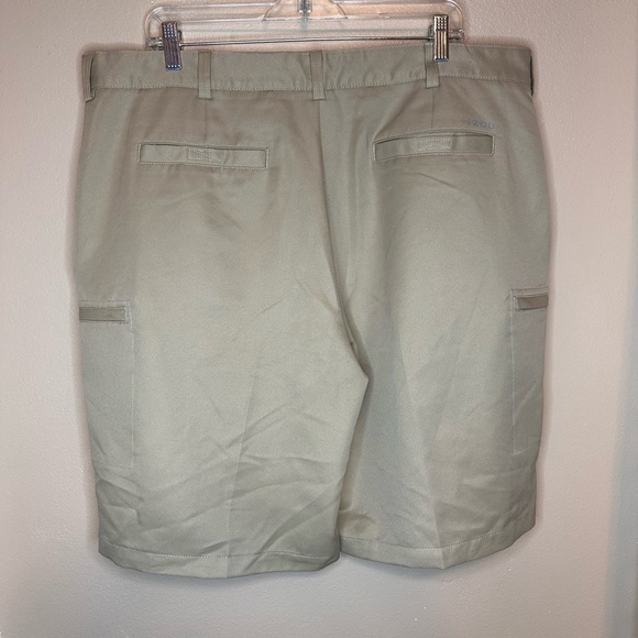 Izod Men’s Flat Front Golf Shorts Size 40 Tan - Picture 2 of 4